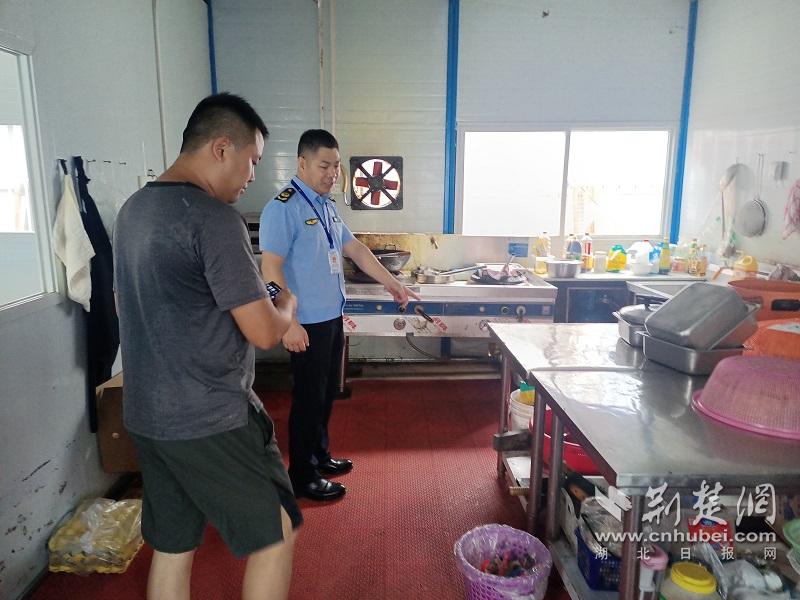 檢查工地食堂.jpg
