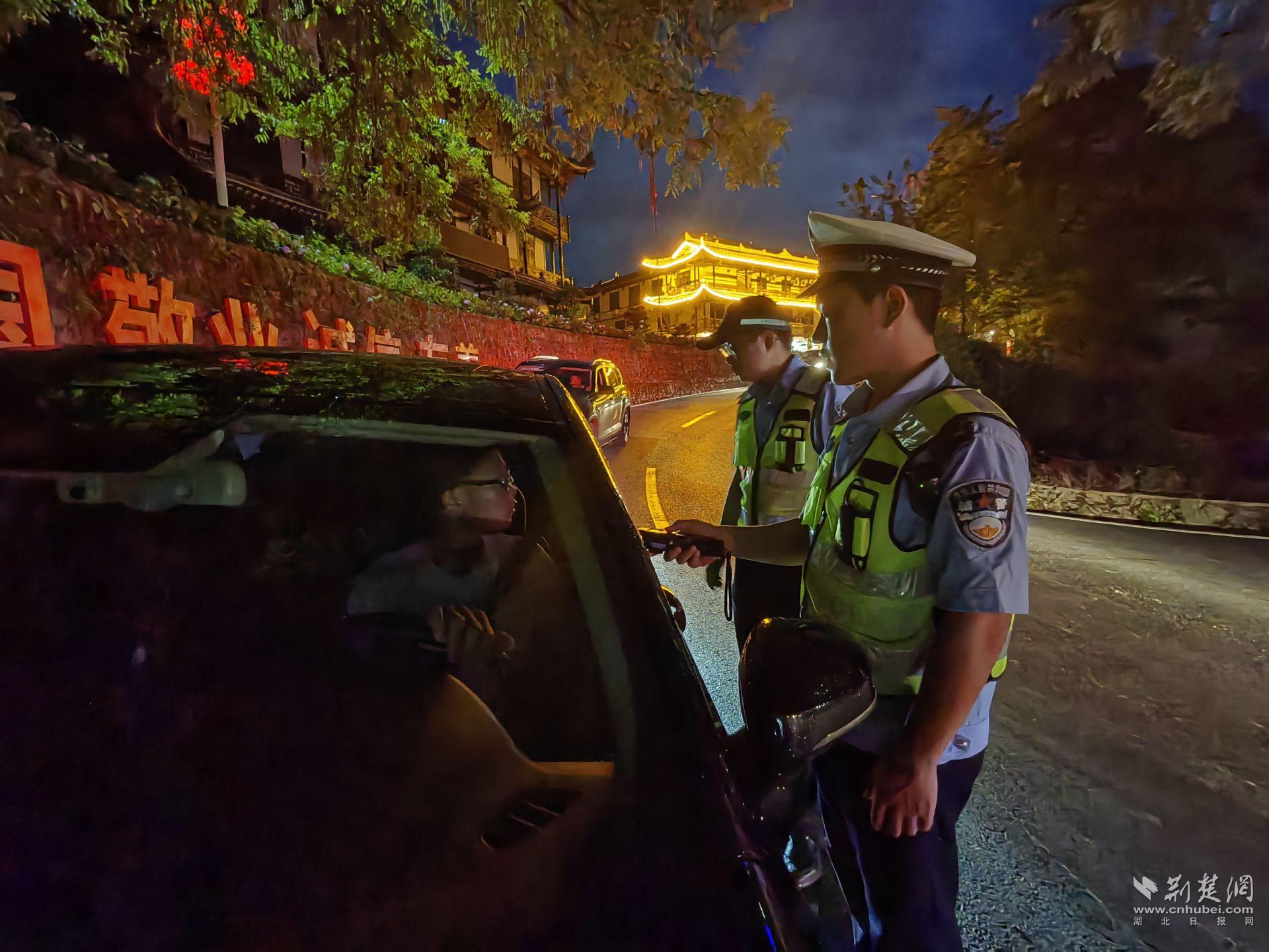 在重點路段開展道路交通夜查行動.jpg.jpg