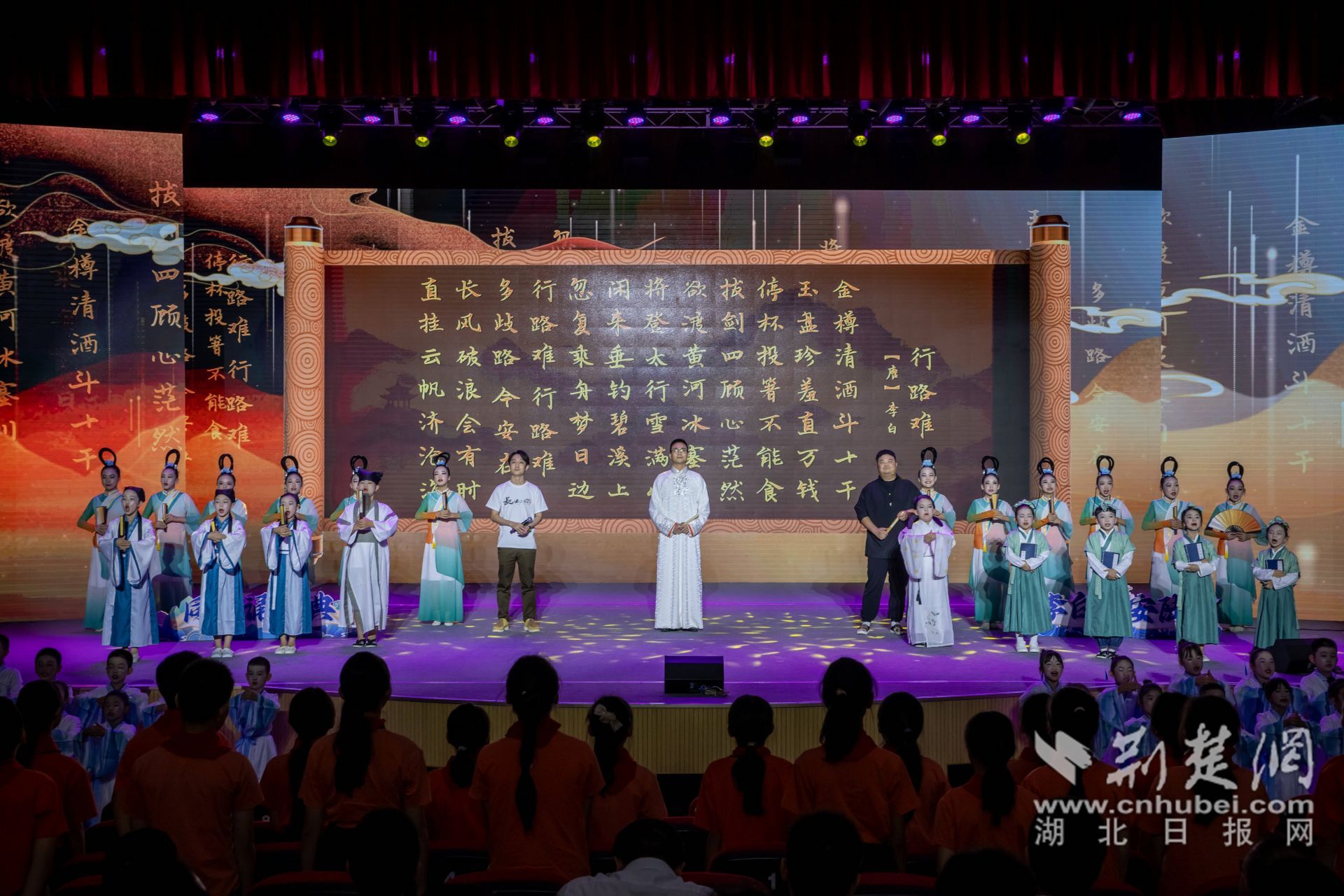 活動最后凌振赫、沈嘉柯、余維剛與學(xué)生們一齊誦讀行路難_副本.jpg.jpg
