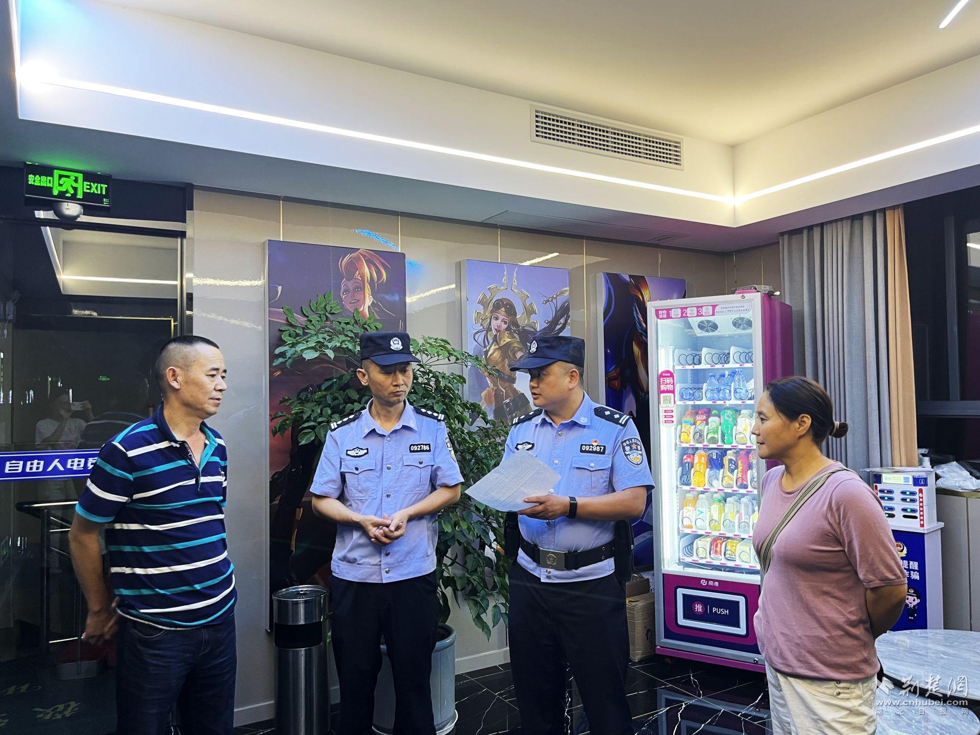 咸豐縣公安局民警通過(guò)查閱入住登記臺(tái)賬、抽查住宿人員實(shí)名制等方式對(duì)轄區(qū)電競(jìng)酒店進(jìn)行檢查.jpg.jpg