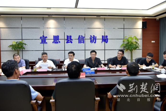 2023年6月，縣委副書記、政法委書記郭玉鋒、縣人民法院院長(zhǎng)鄧正洪約訪信訪人。.png.png