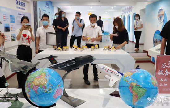 燕磯社區(qū)黨員群眾服務(wù)中心參觀體驗(yàn)。記者 胡小軍 攝.jpeg