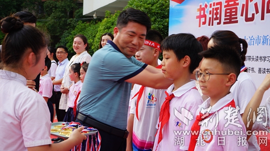 大冶市教育局黨組成員、副局長(zhǎng)為親子共讀示范家庭頒發(fā)獎(jiǎng)?wù)?jpg