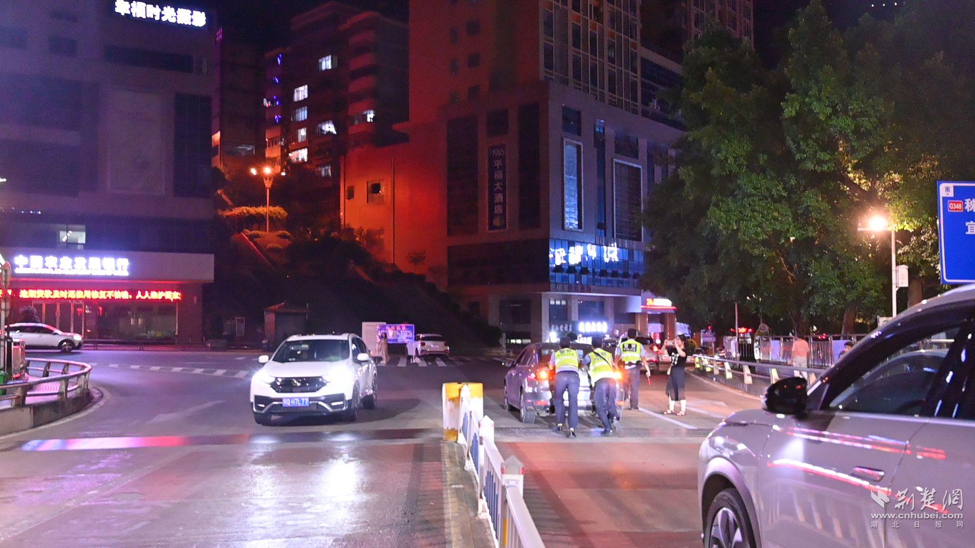 巴東縣公安局交警大隊(duì)在巴東長(zhǎng)江大橋查酒駕過(guò)程中，救助拋錨車(chē)輛.jpg.jpg