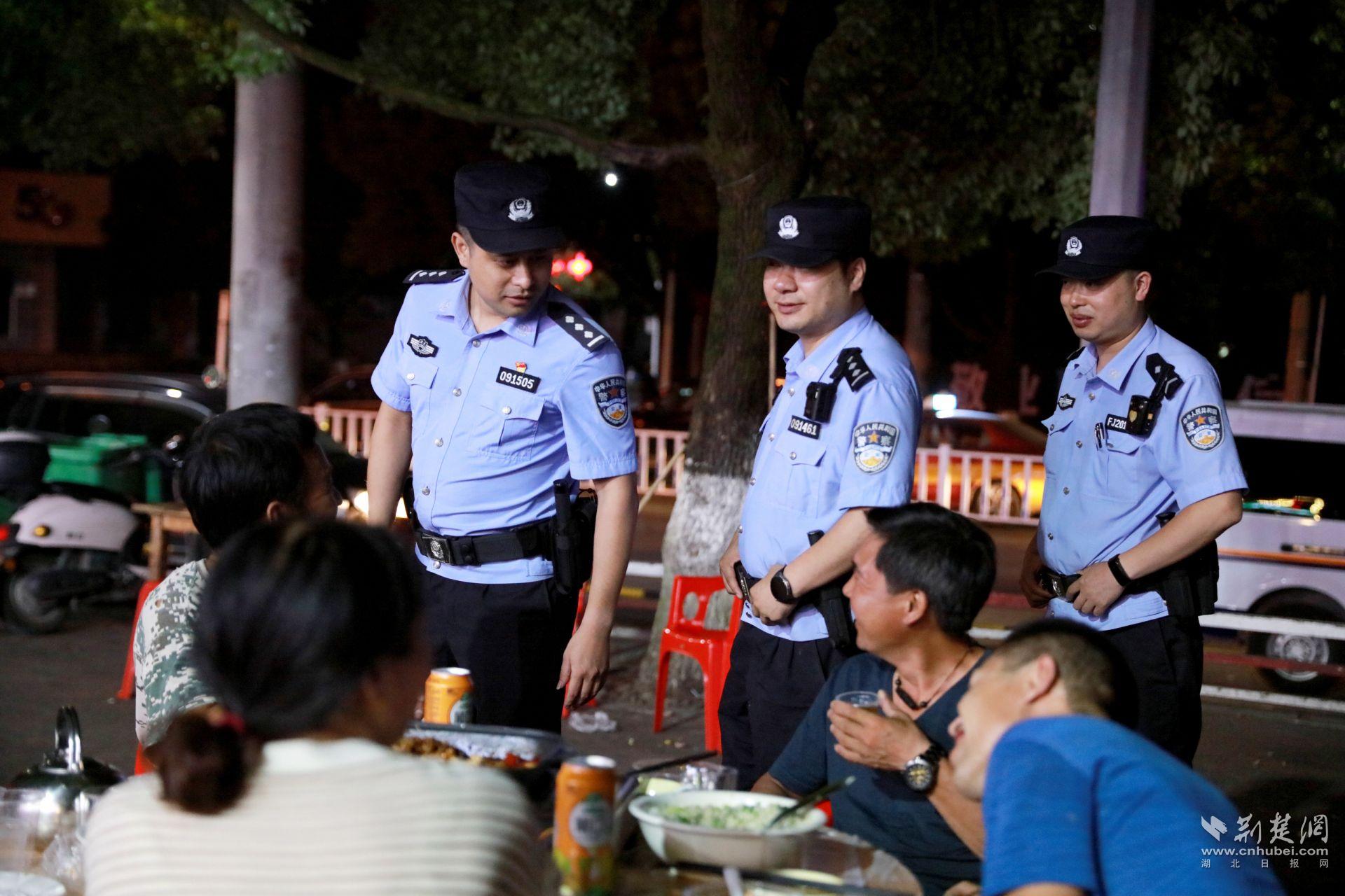 利川市公安局民警在夜市集中區(qū)域進(jìn)行安全排查，提醒群眾不要酒后駕車(chē)。.jpg.jpg