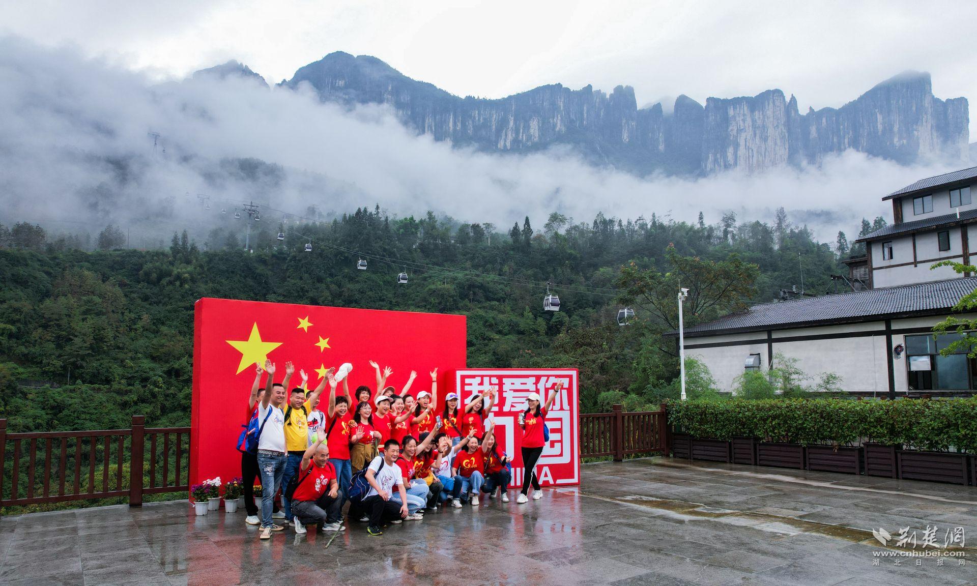 國旗前游客打卡.JPG.JPG