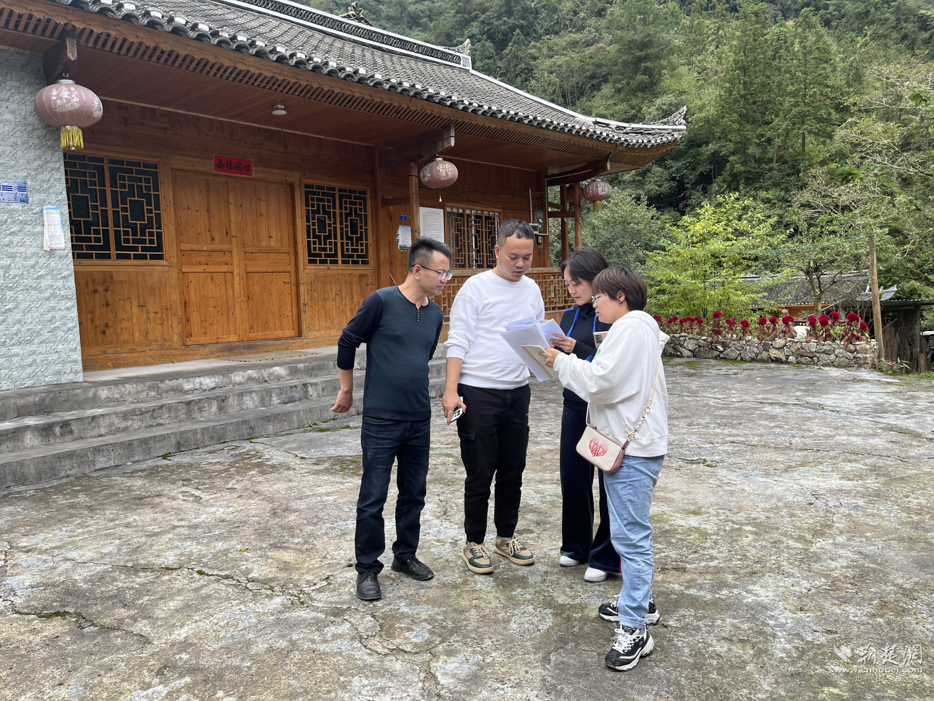 審計(jì)人員現(xiàn)場(chǎng)踏勘衛(wèi)星圖斑比對(duì)情況.png.png