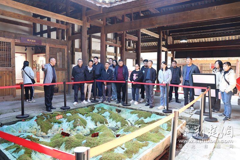 11月1日，利川市檢察院干警瞻仰紅色教育基地——中共湘鄂西中央分局十字路會(huì)議遺址及紅三軍軍部舊址.JPG.JPG