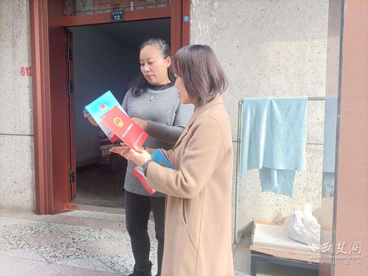 尖刀班成員為居民送法上門。.png.png