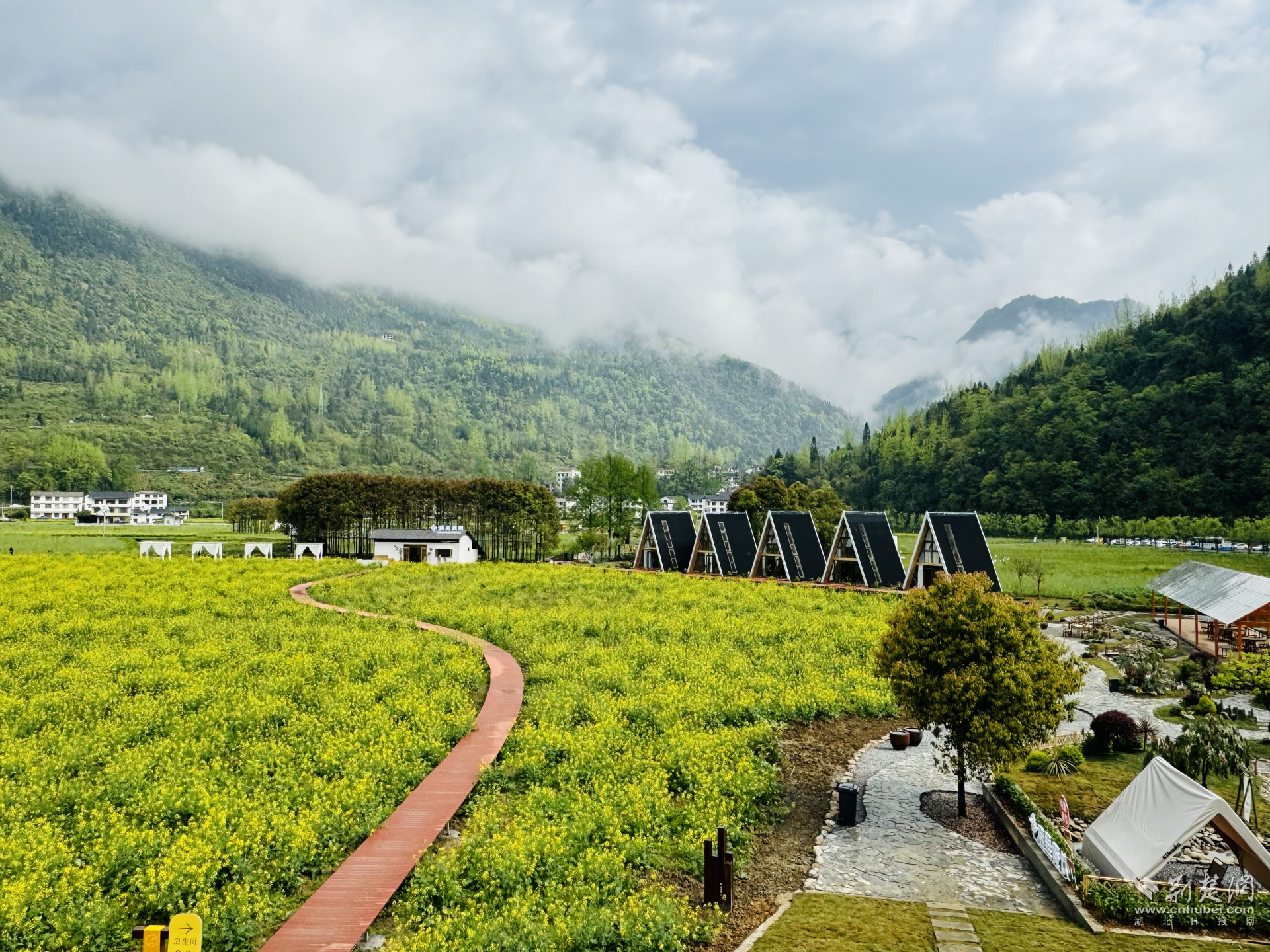 青山綠水民居相映成景.png.png
