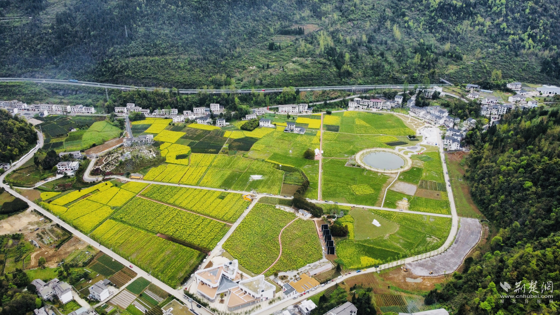 小山村風(fēng)景如畫.png.png