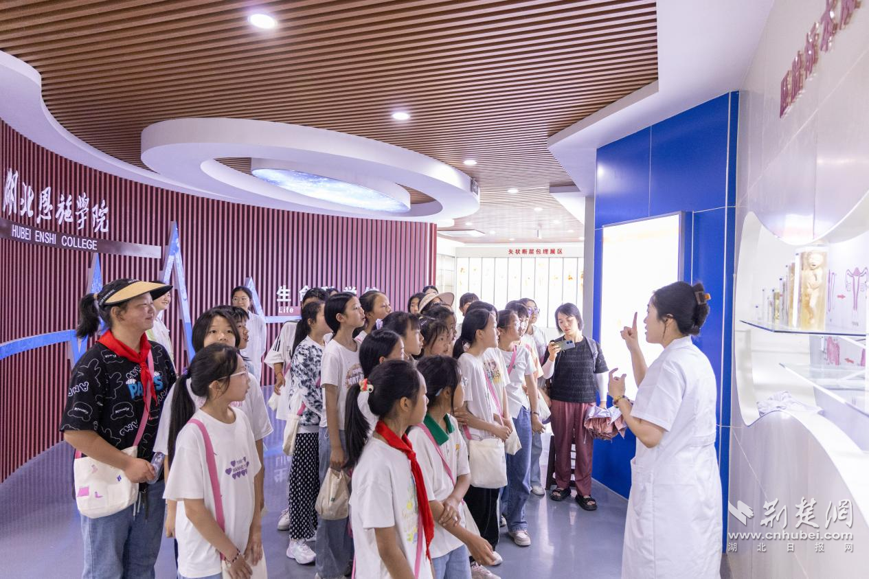 參觀生命科學(xué)館 陸思源 攝.png.png