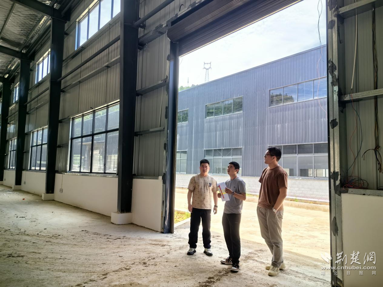 審計人員查看椒園鎮(zhèn)黑茶產業(yè)園配套設施建設二期工程項目.png.png