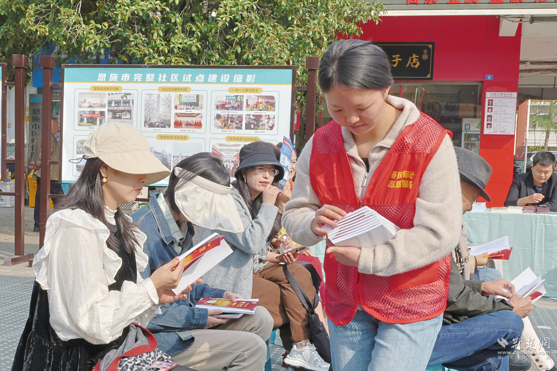工作人員為市民發(fā)放宣傳冊.png.png