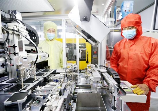 湖北云泰時(shí)代光學(xué)儀器有限公司(黃梅)員工在智能無(wú)塵凈化車(chē)間生產(chǎn)高清鏡頭_副本.jpg.jpg