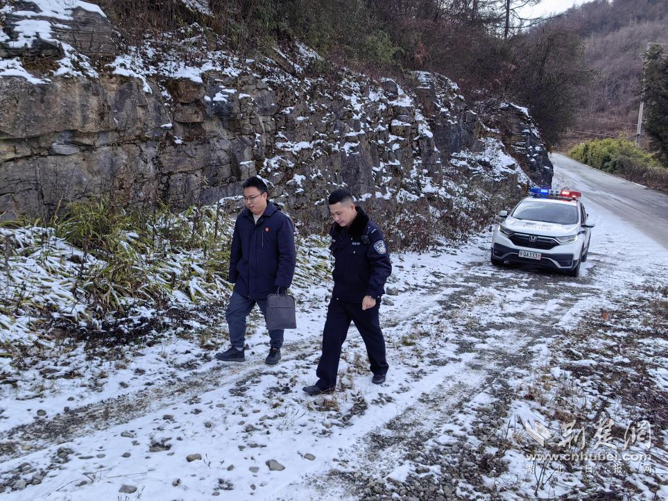 執(zhí)行干警趕往被執(zhí)行人家中1.png.png