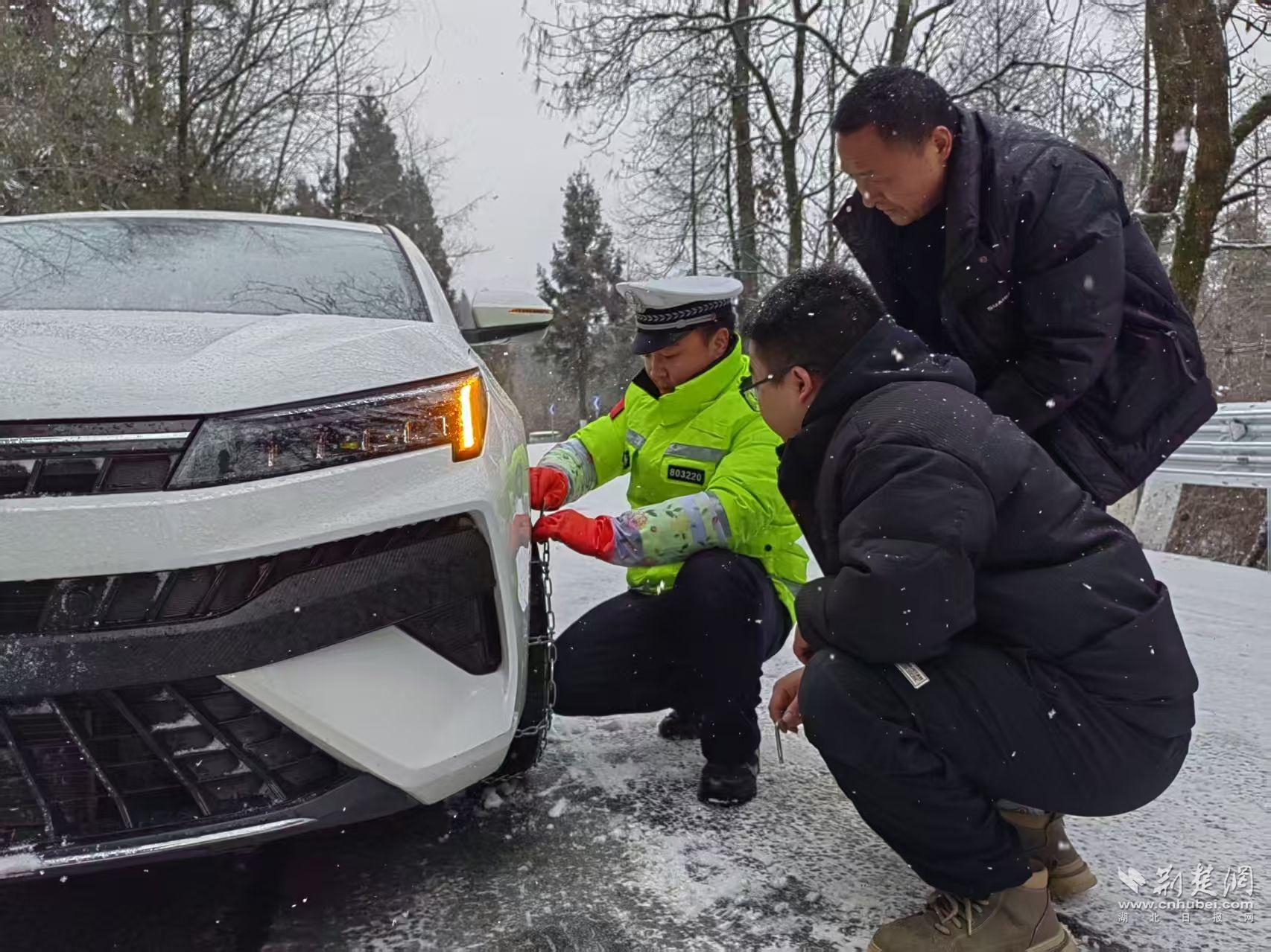 茅田派出所輔警幫助車輛安裝防滑鏈.jpg.jpg