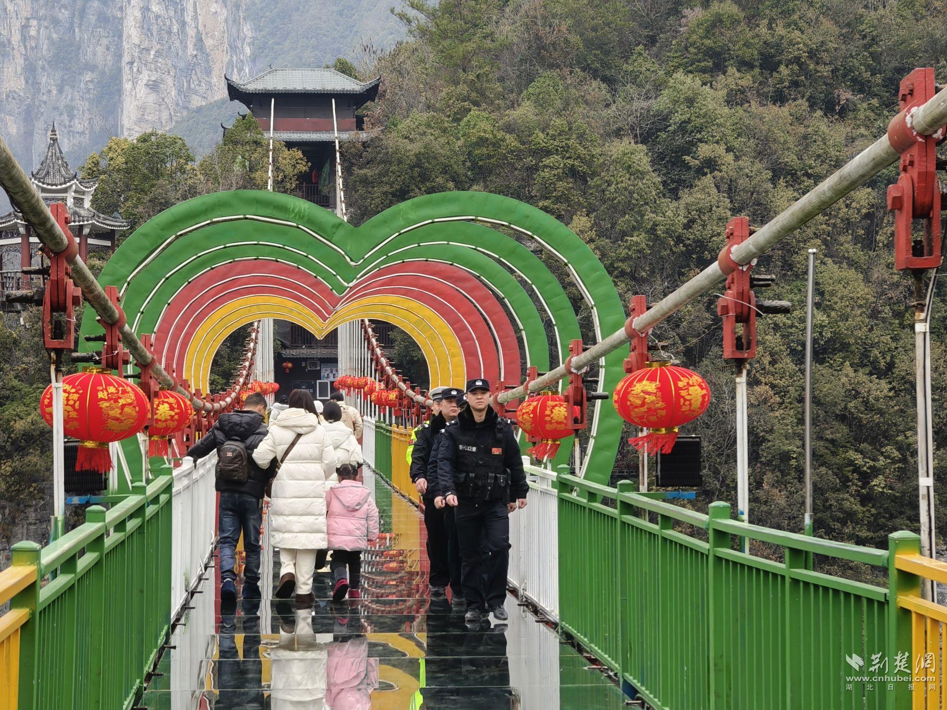 高坪派出所民輔警在恩施地心谷景區(qū)開展巡邏.jpg.jpg