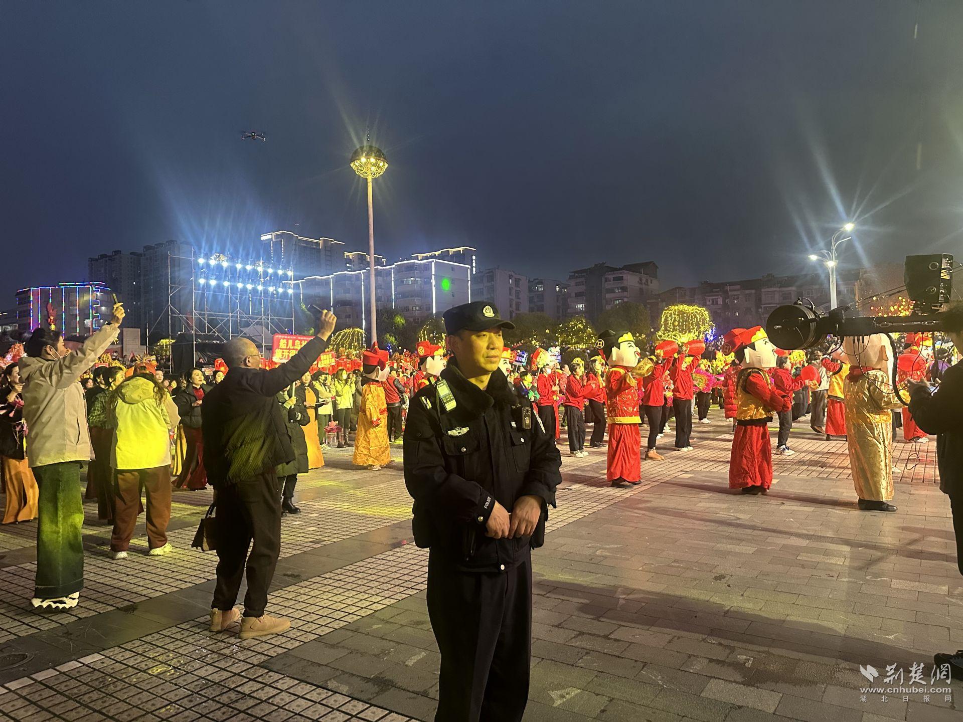 民警在活動(dòng)現(xiàn)場(chǎng)開展安保工作2.jpg.jpg