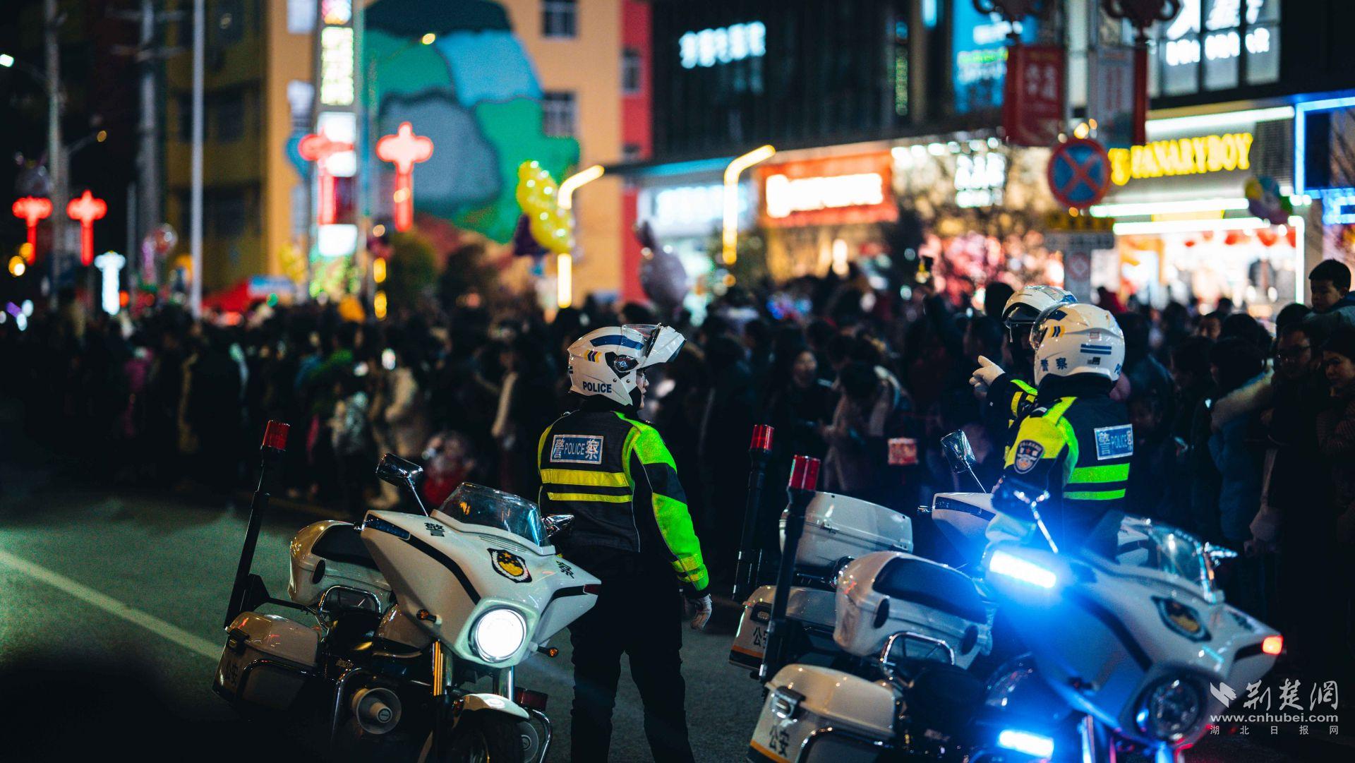 交警在巡游活動(dòng)現(xiàn)場(chǎng)維持交通秩序.jpg.jpg