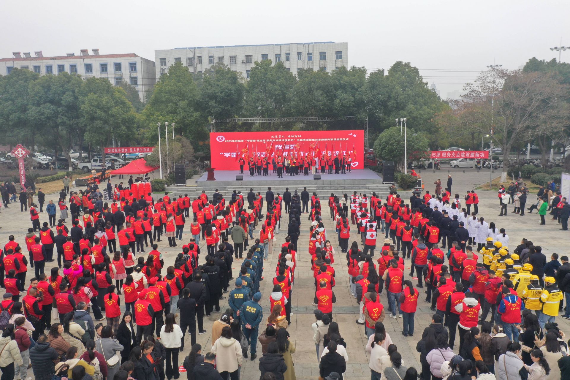 活動(dòng)現(xiàn)場(chǎng)，還舉行了新就業(yè)志愿服務(wù)隊(duì)授旗儀式  孫縉攝.jpg.jpg