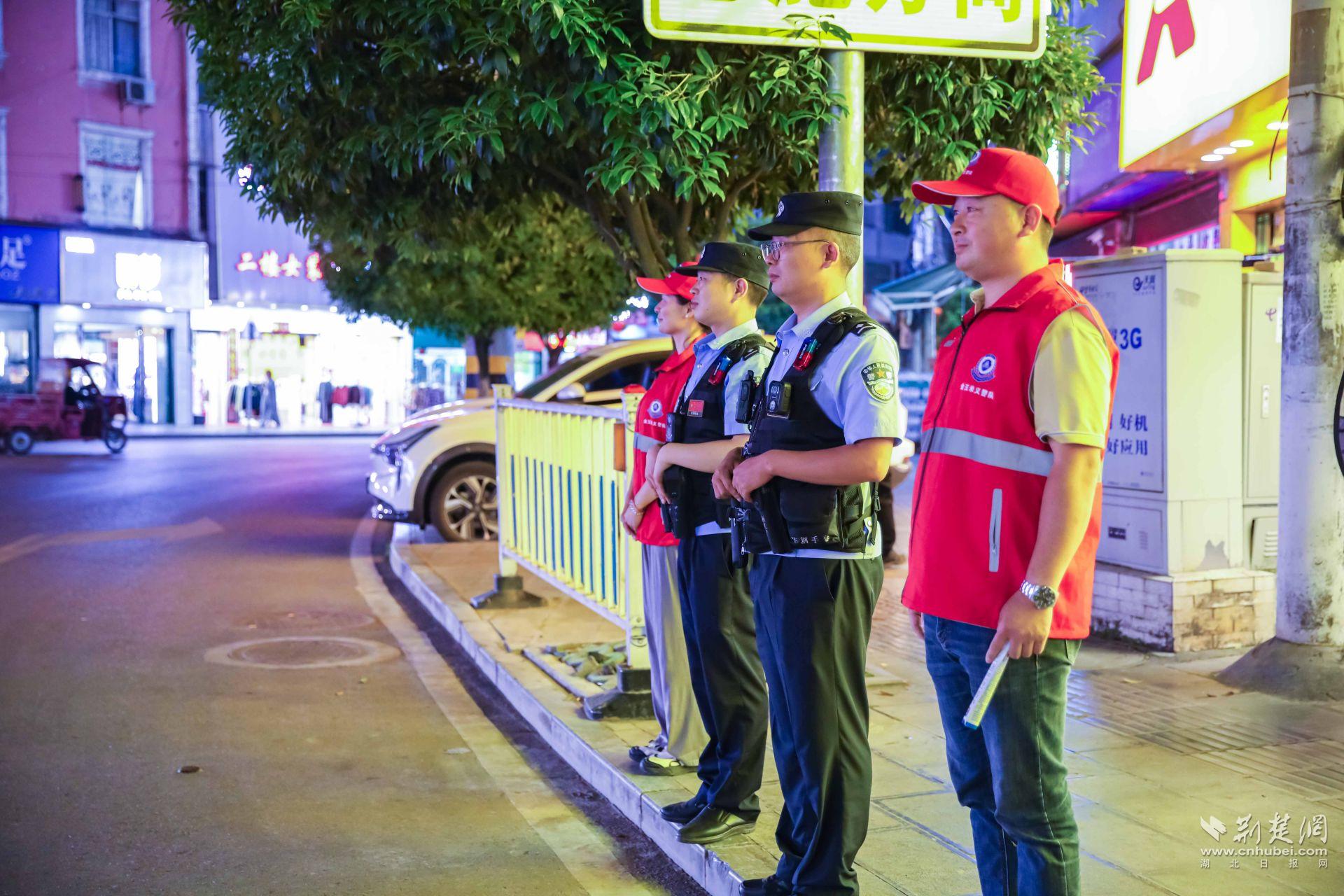 紅巖派出所民輔警組織紅馬甲在集鎮(zhèn)開(kāi)展夜間巡邏。.jpg.jpg