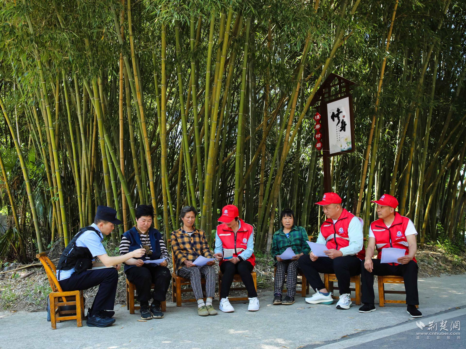 紅巖派出所民警組織紅馬甲到竹林議事點(diǎn)調(diào)解糾紛。.jpg.jpg