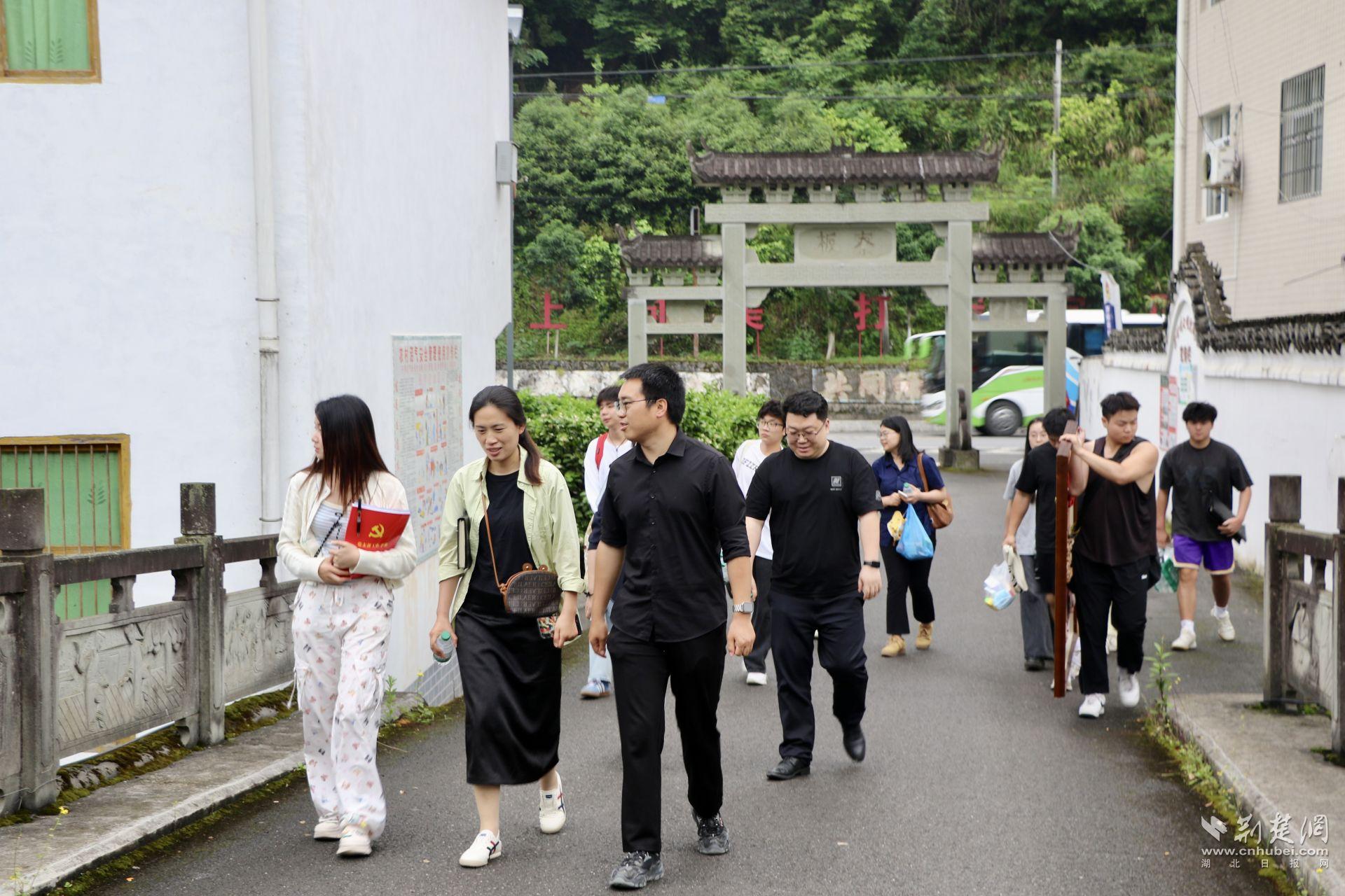 4.黨員團(tuán)隊(duì)深入板寮村街巷開(kāi)展實(shí)地調(diào)研 袁林漪攝.jpg.jpg