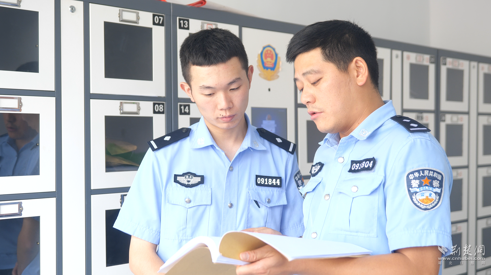 師徒傳幫帶，老民警與新民警交流業(yè)務(wù)工作。.png.png