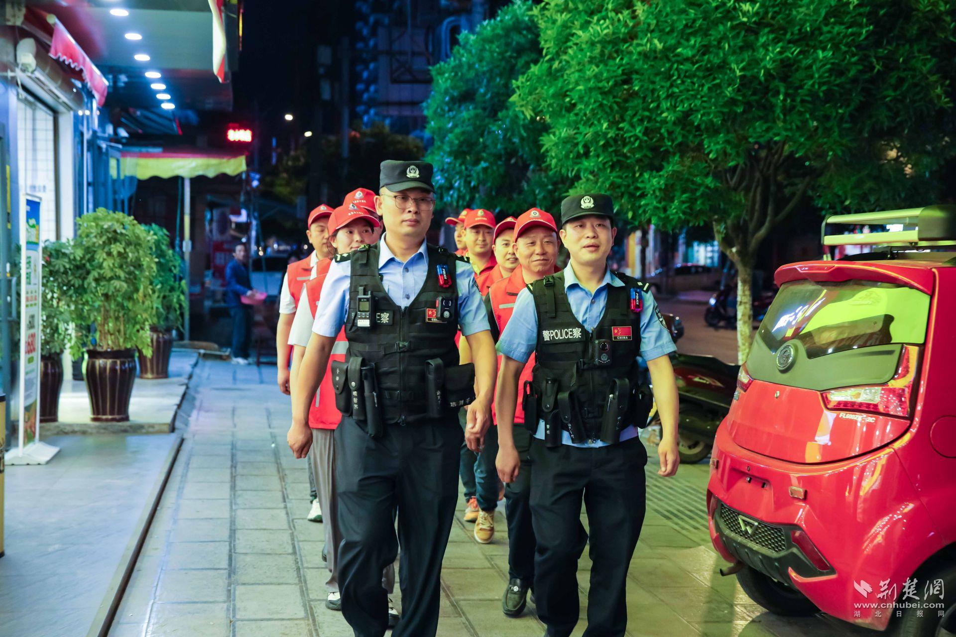 紅巖派出所民輔警組織紅馬甲平安義警隊(duì)在集鎮(zhèn)開(kāi)展夜間巡邏。.jpg.jpg