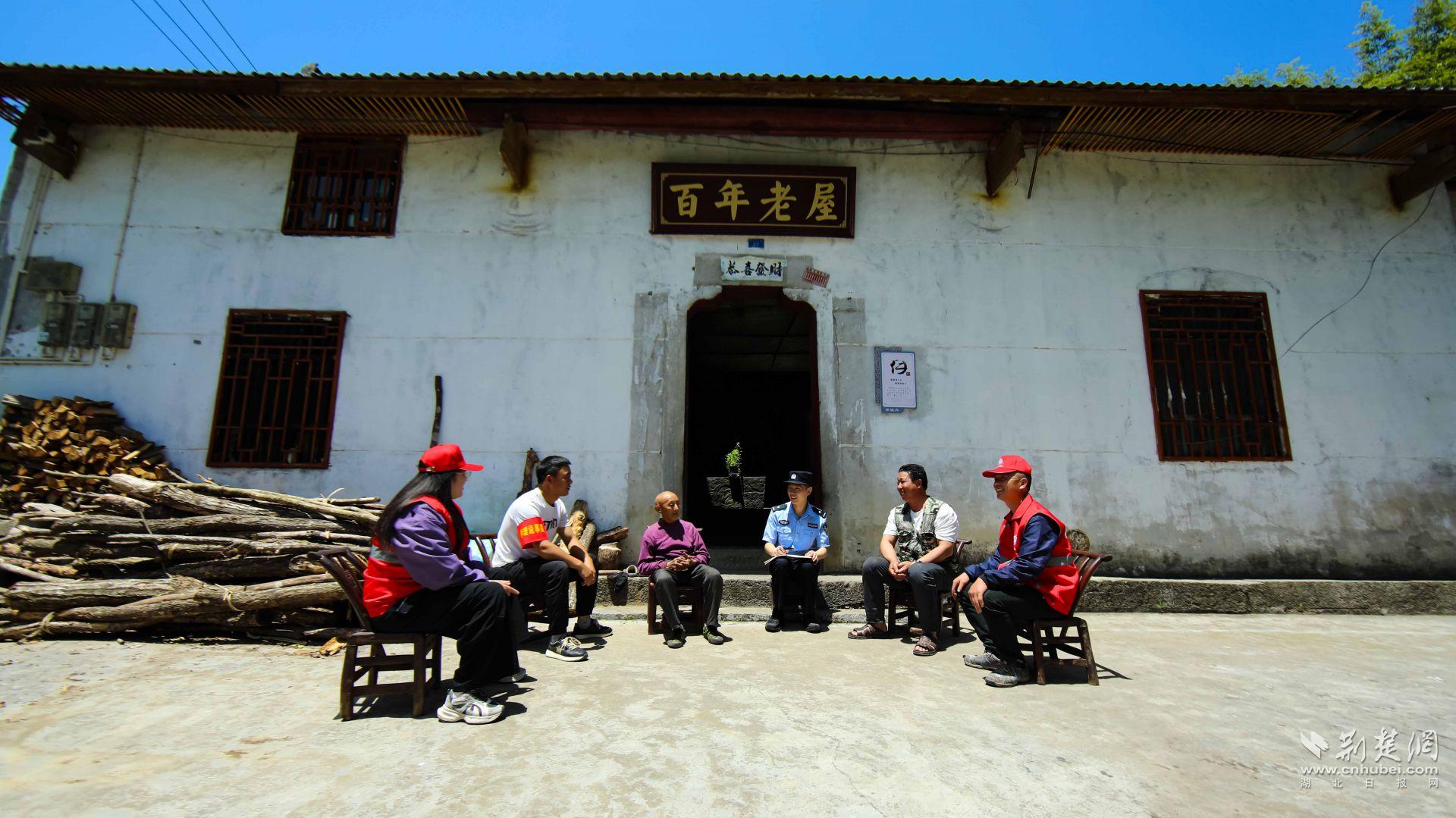 紅巖派出所民警聯(lián)合“紅袖套”評(píng)理說(shuō)事員到百年老屋調(diào)解糾紛。.jpg.jpg