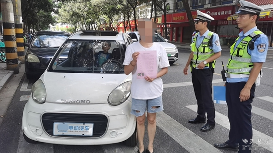 圖1：對(duì)情節(jié)輕微的車主，通過寫承諾書方式開展勸誡引導(dǎo).jpg