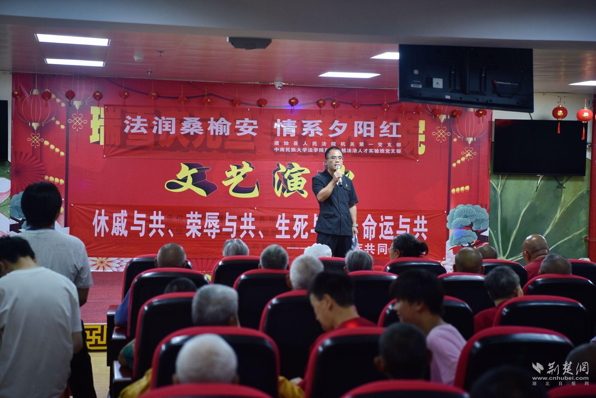 周銳法官進行普法宣傳.jpg.jpg