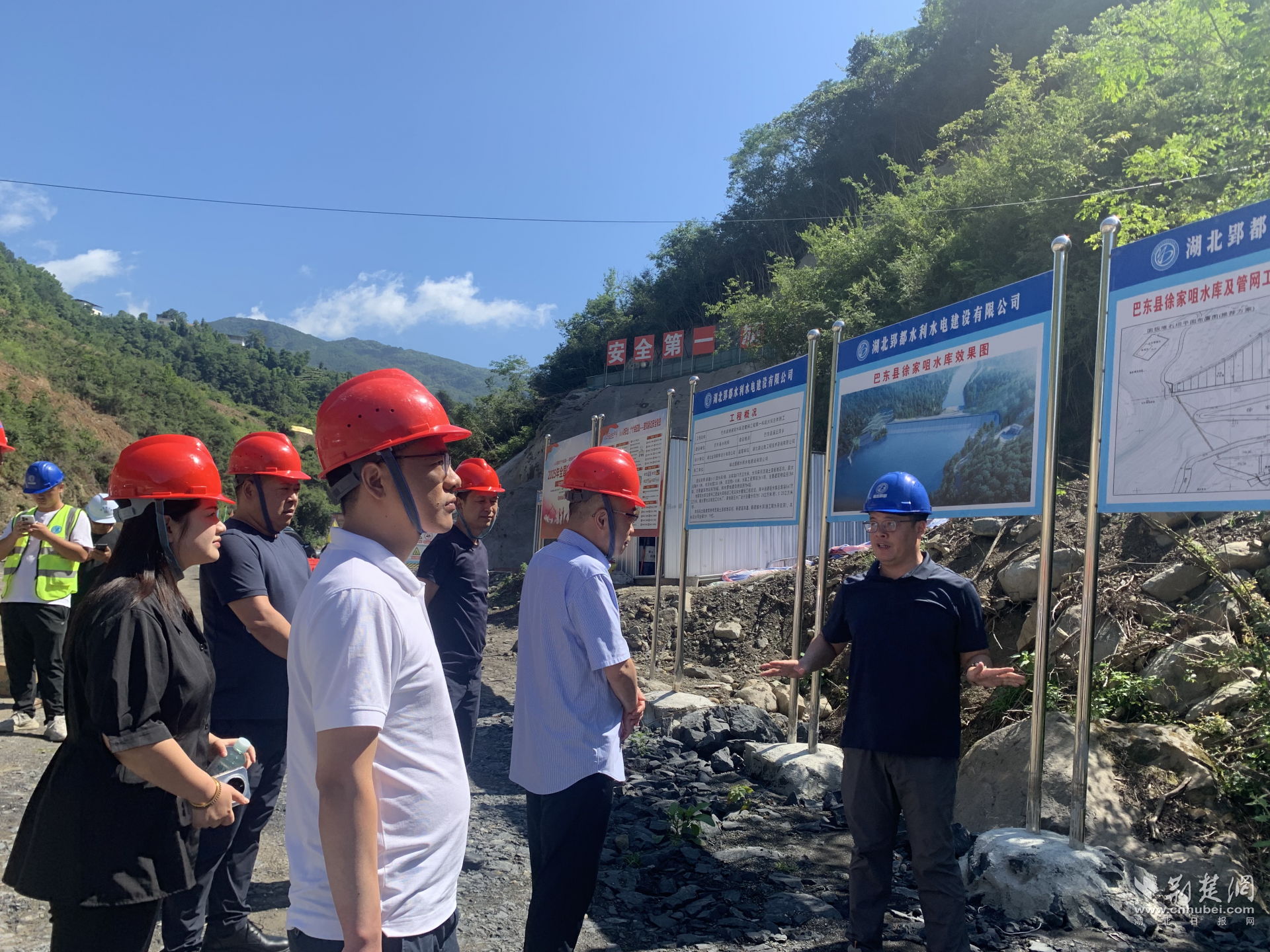 審計(jì)人員現(xiàn)場(chǎng)查看水庫(kù)溢洪道建設(shè)進(jìn)度情況，錨定筑牢防洪屏障的“關(guān)鍵節(jié)點(diǎn)”。.png.png
