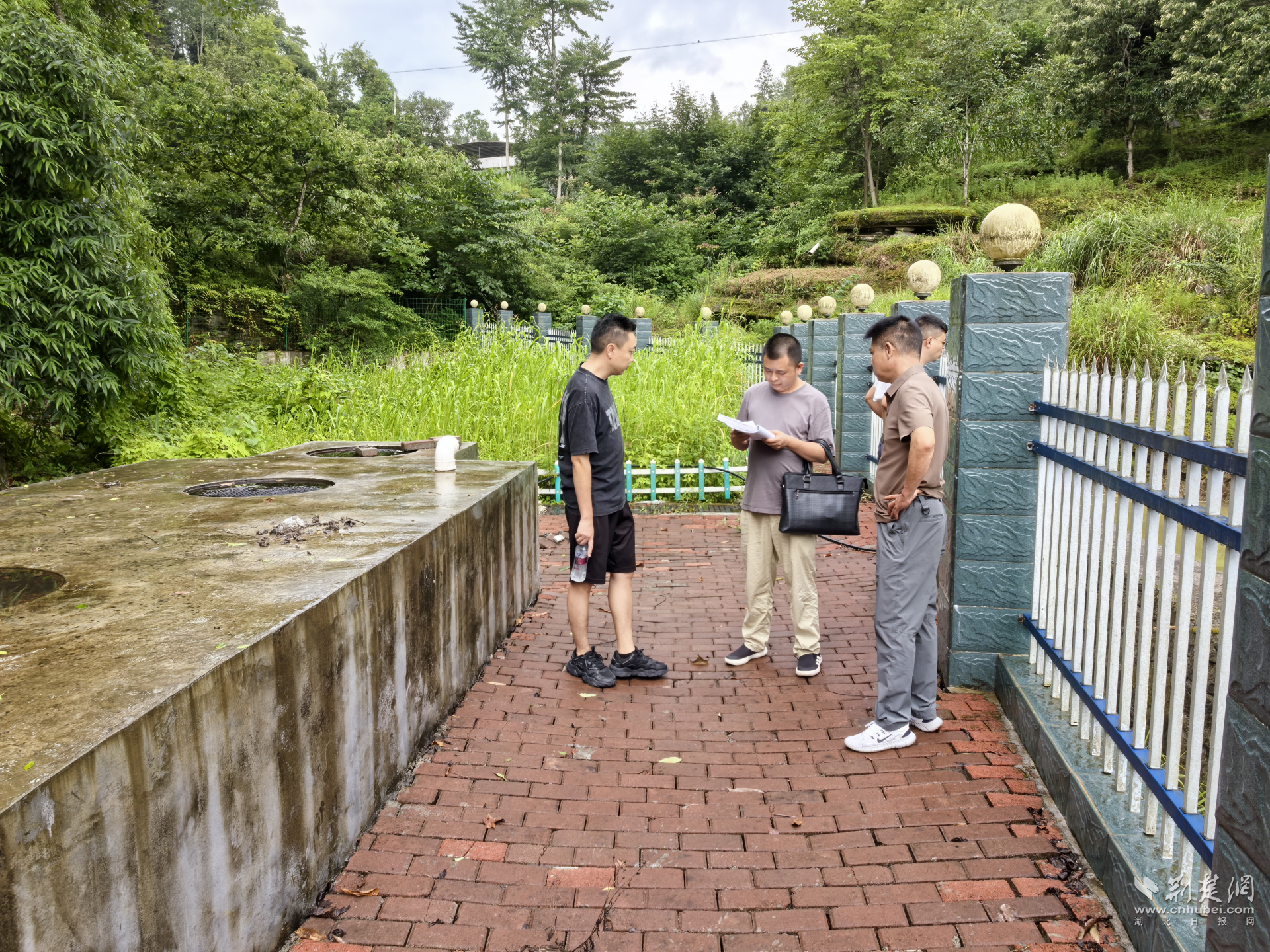 圖為審計(jì)人員認(rèn)真查看農(nóng)村化糞池建設(shè)情況，關(guān)注農(nóng)村1.png.png
