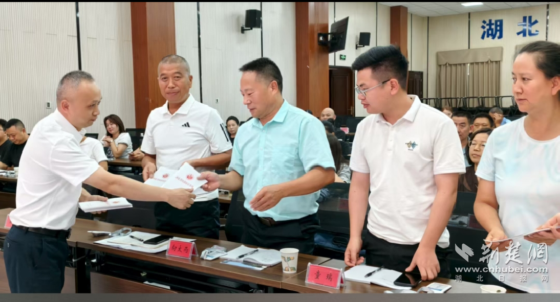 向參訓人員發(fā)放《湖北省內(nèi)部審計條例》.png.png