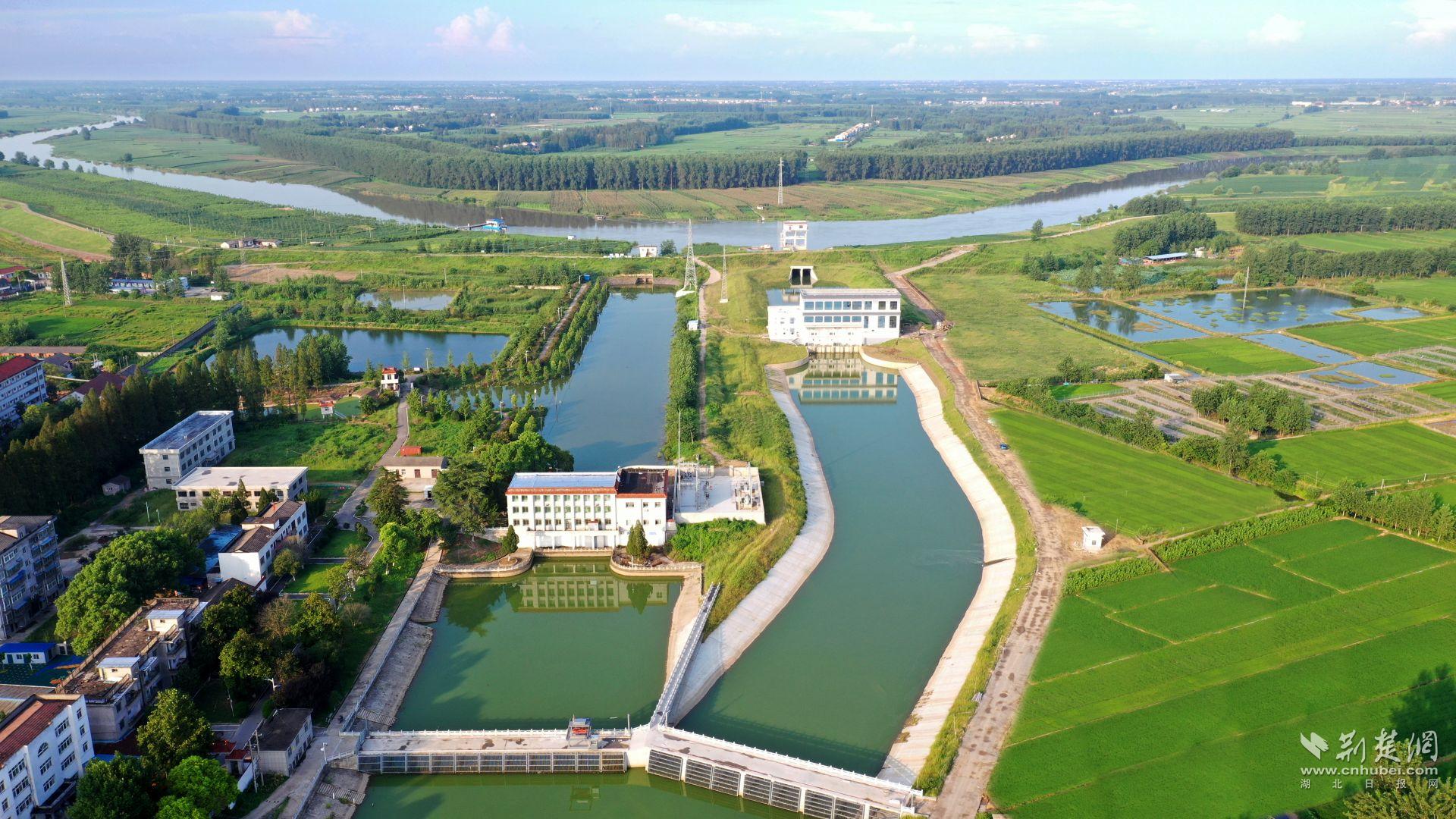 老新泵站全景潛江市老新二泵站為四湖流域統(tǒng)排泵站，總裝機(jī)3×2400KW，設(shè)計(jì)排澇流量80m3s。該站以流域統(tǒng)排為主，減輕總干渠沿
