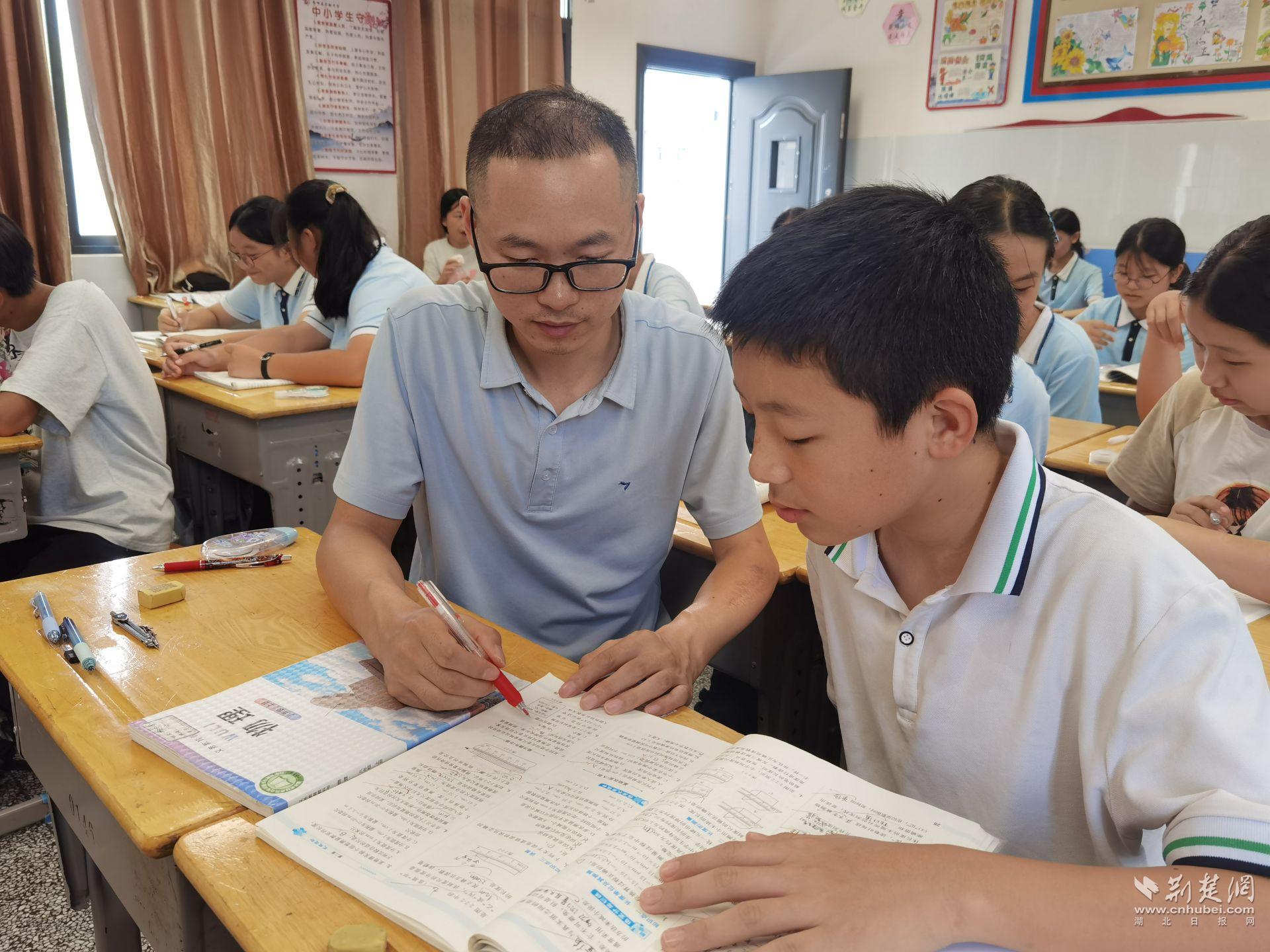 朱澤睿老師正在輔導(dǎo)學(xué)生。.jpg.jpg
