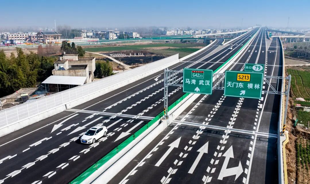 1月21日，汽車行駛在武渝高速天門東段。（湖北日報全媒記者 柯皓 攝）.jpg