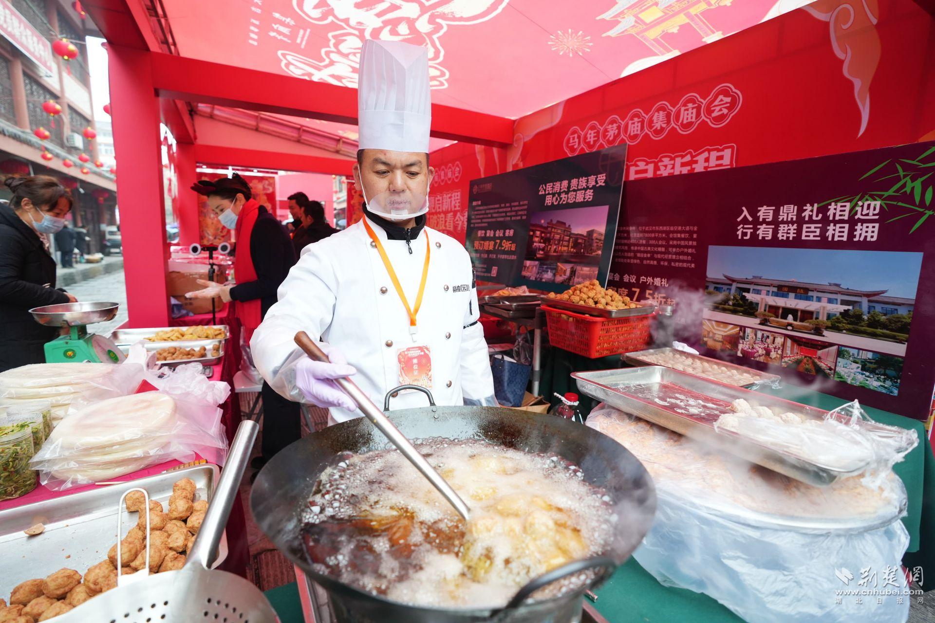 現(xiàn)場(chǎng)臘味、鹵貨、炸圓子吸引市民前來(lái)品嘗購(gòu)買(mǎi) (1).JPG.JPG