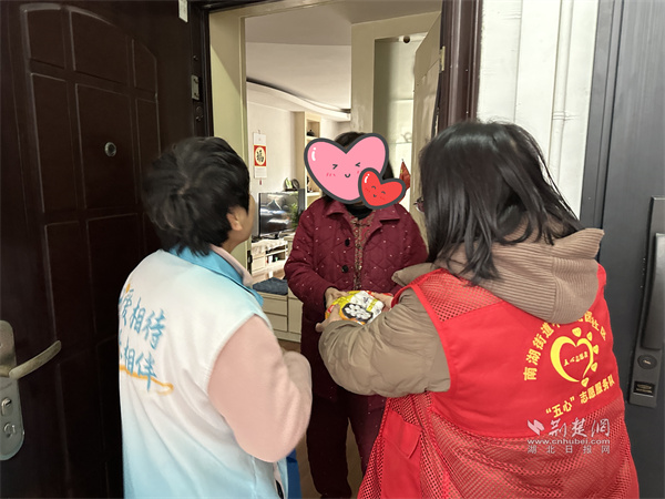 志愿小隊上門為轄區(qū)獨居、高齡老人送去湯圓.jpg