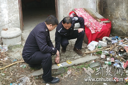 民警現(xiàn)場搜獲毒品.jpg