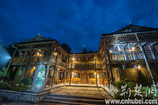 轉(zhuǎn)角彩樓.jpg
