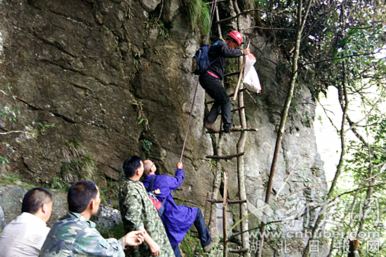 村民將修建蓄水池的材料背在身上，利用絕壁天梯進行運送。鐵廠村供圖.jpg