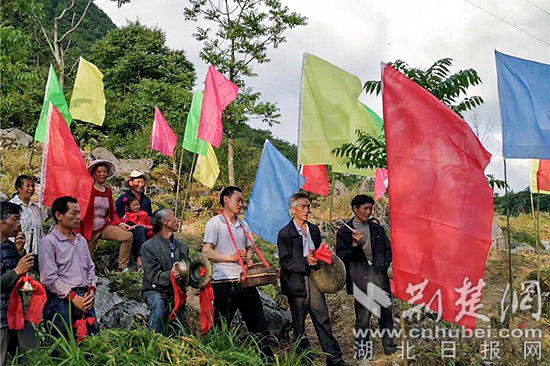 引水工程完工，鐵水村村民敲鑼打鼓紀念這一日。鐵水村供圖.jpg