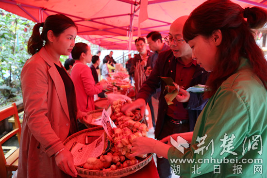 圖四旅客爭相購買農(nóng)產(chǎn)品新聞?wù)掌琠副本.jpg