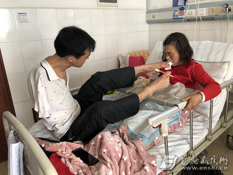 陳茲方用雙腳給母親喂飯吃。
