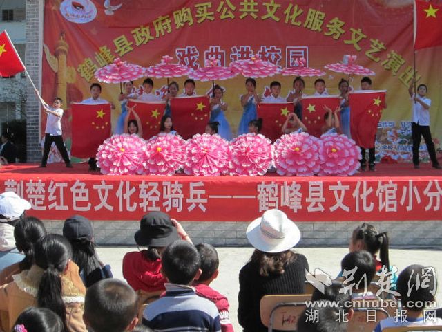 學(xué)生戲曲節(jié)目《紅旗飄飄》.jpg