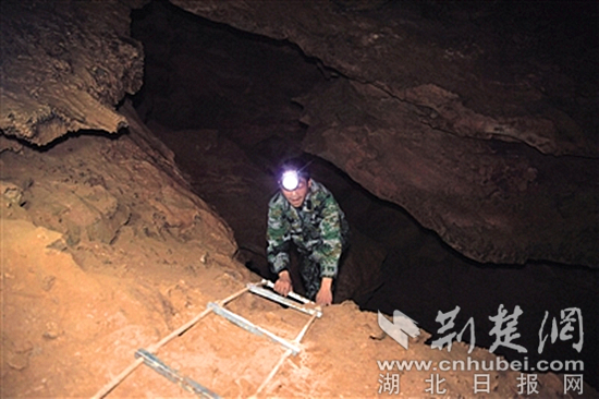工作人員通過(guò)軟梯下到水源地。通訊員楊順丕 攝.jpg