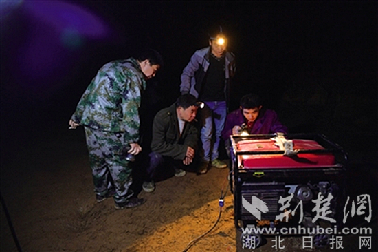 工人們?cè)诙磧?nèi)安裝發(fā)電機(jī)。通訊員楊順丕 攝.jpg